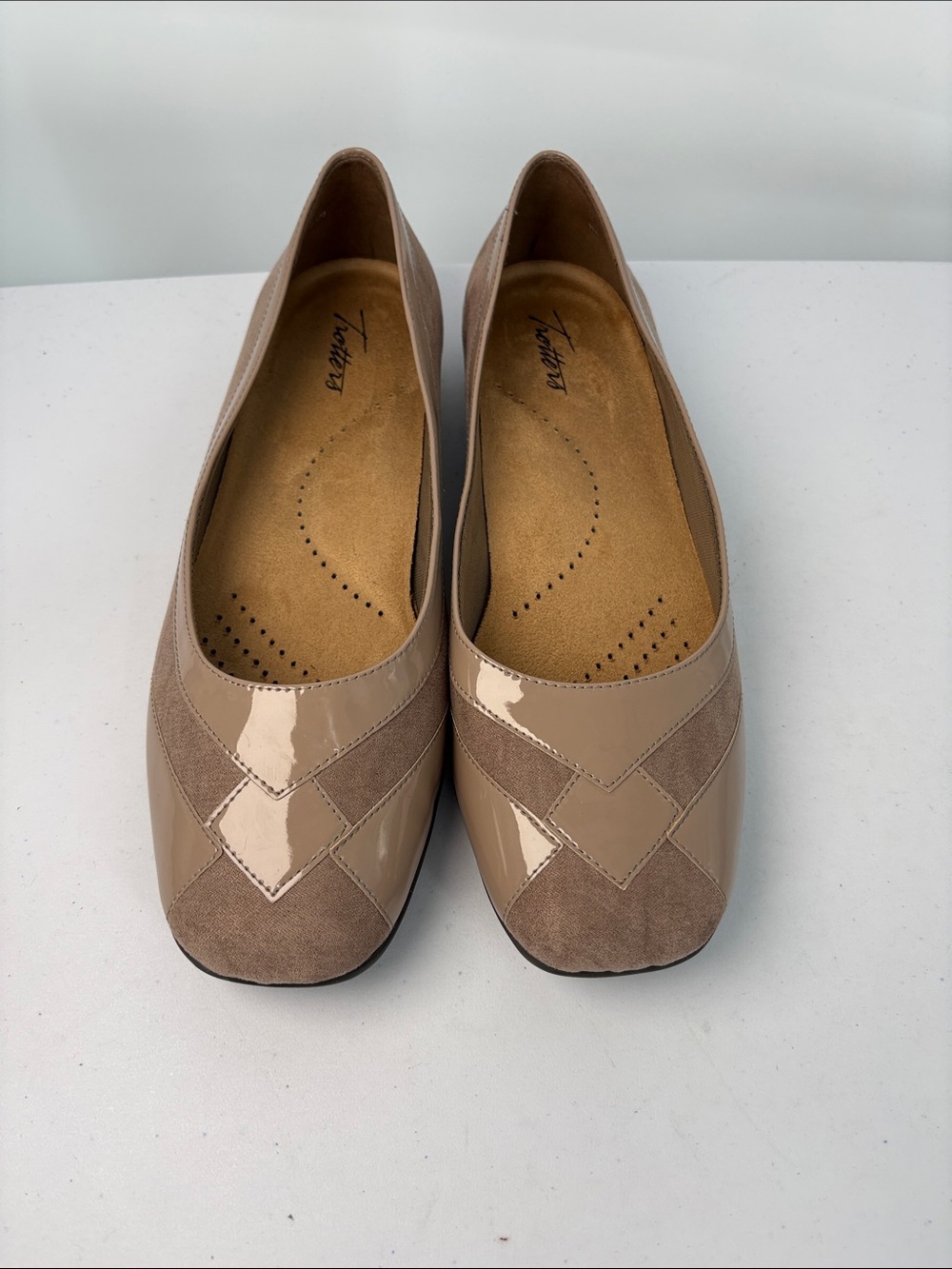 🗑️ Trotters 11W Taupe Patent and fabric Ballet Flats